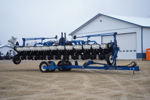 Image of Kinze 3600 equipment image 2