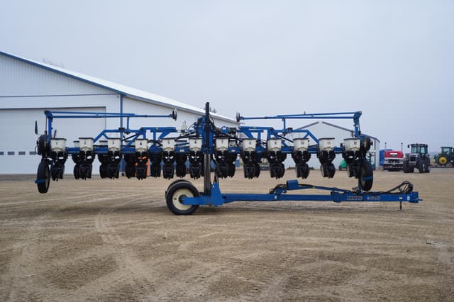 Image of Kinze 3600 equipment image 3