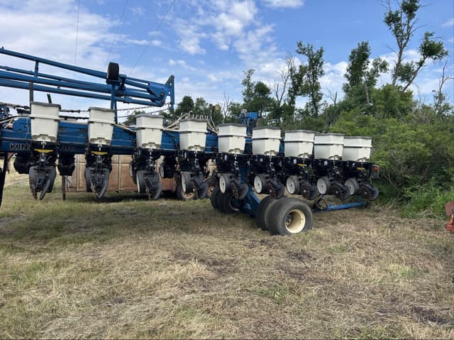 Image of Kinze 3700 equipment image 4
