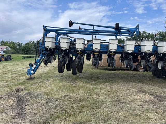 Image of Kinze 3700 equipment image 3