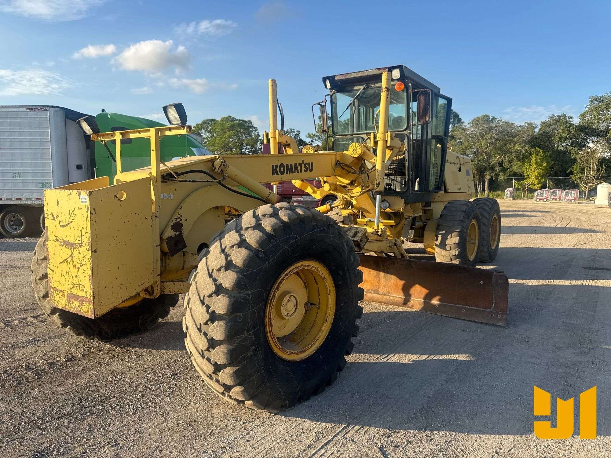 2001 Komatsu GD530A-2CY Equipment Image0