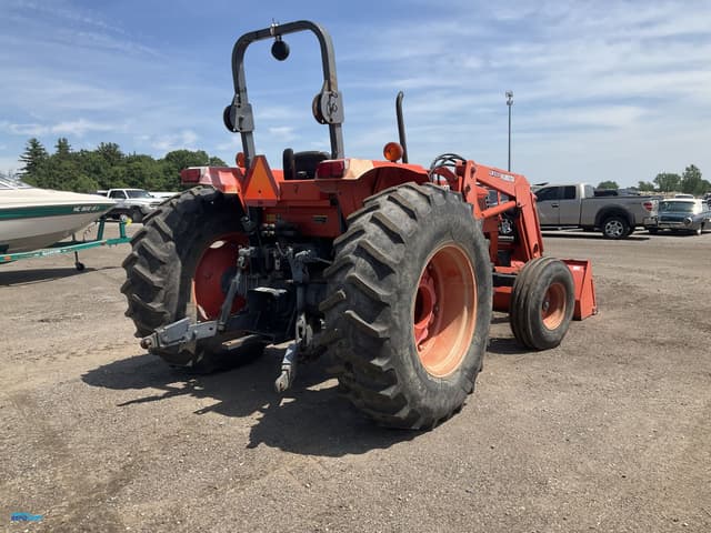 Image of Kubota M9000 equipment image 4