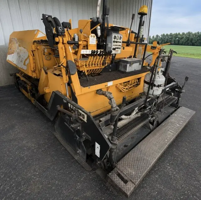 Image of LeeBoy L8500T equipment image 3