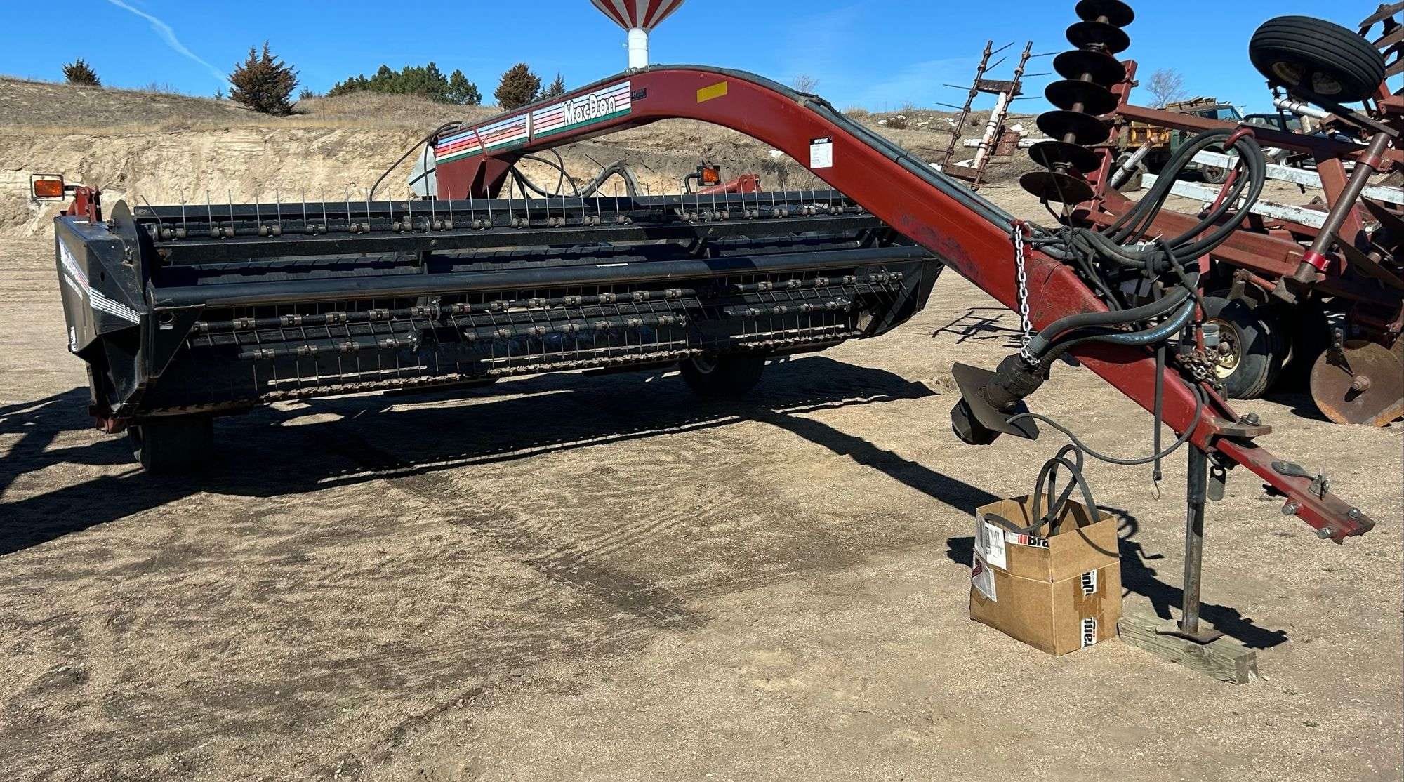 2001 MacDon 5010 Equipment Image0