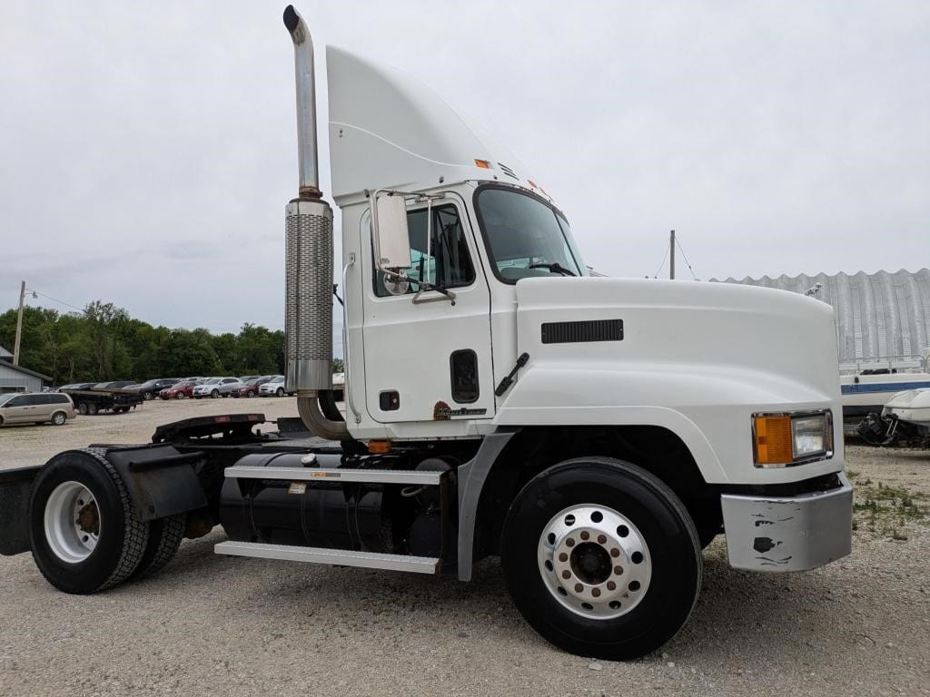 2001 Mack CH600 Equipment Image0