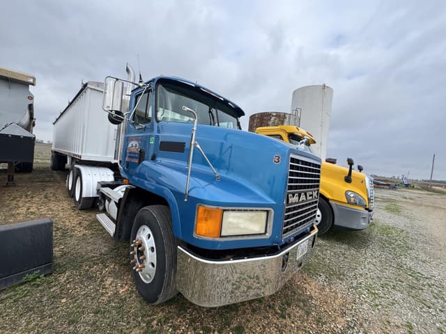 Image of Mack CH613 equipment image 4