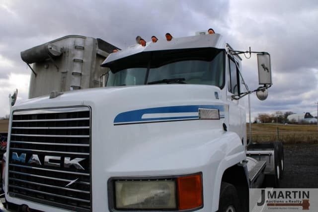 Image of Mack CH613 equipment image 4