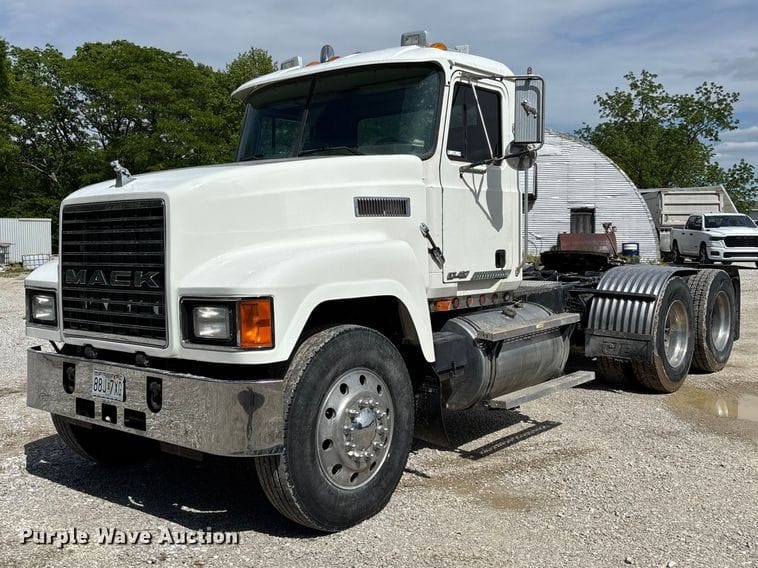 2001 Mack CH613 Equipment Image0