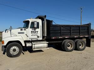 2001 Mack CH613 Image