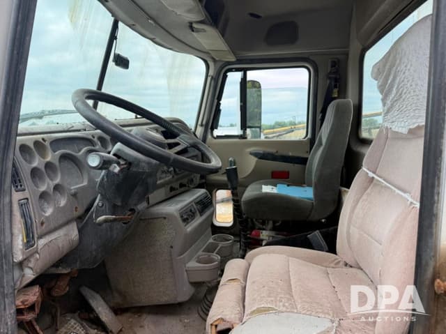 Image of Mack CX613 equipment image 4