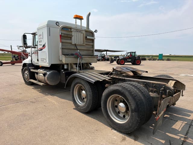 Image of Mack CX613 equipment image 4