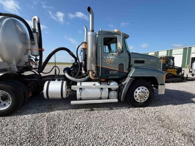 Image of Mack CH613 equipment image 3
