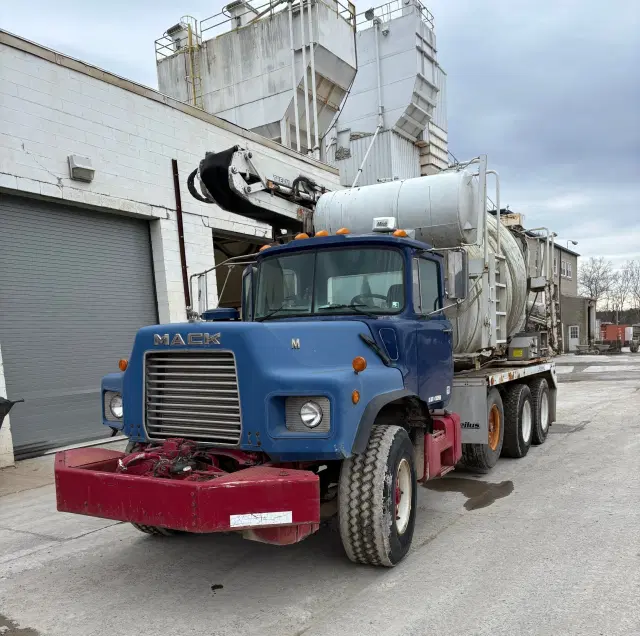Image of Mack DM690S equipment image 4