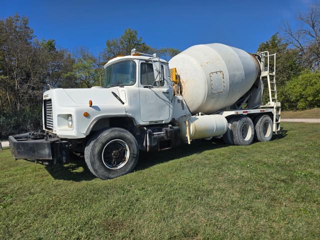 Image of Mack DM690S equipment image 3