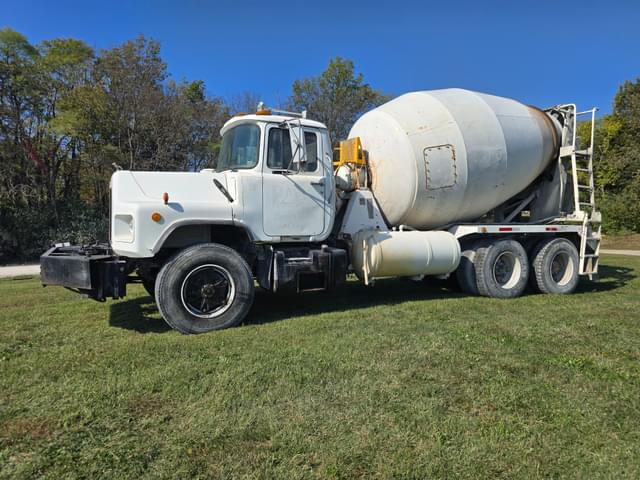 Image of Mack DM690S equipment image 4