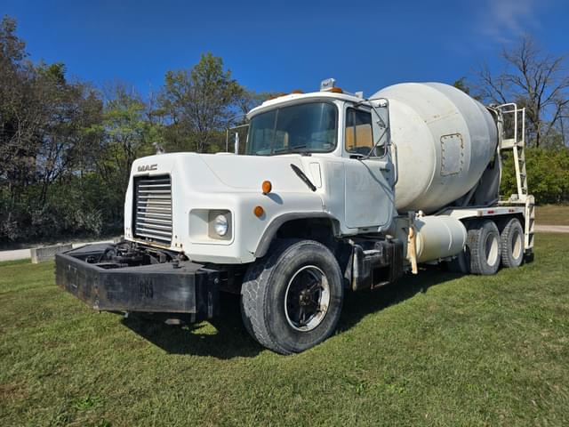 Image of Mack DM690S equipment image 2