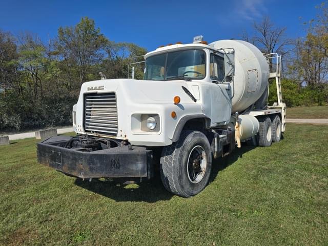 Image of Mack DM690S equipment image 1