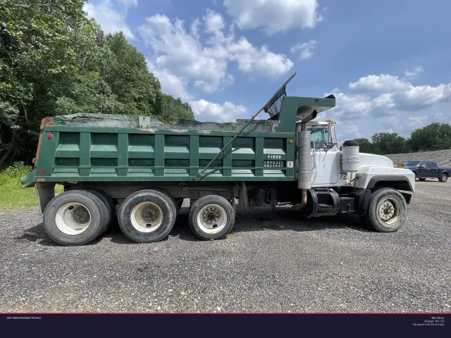 Image of Mack RD690S equipment image 3