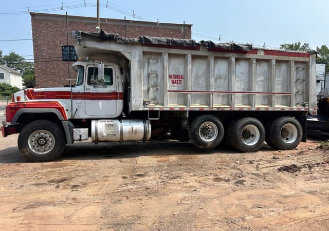 Image of Mack RD688 equipment image 1