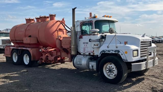 Image of Mack RD688S equipment image 2