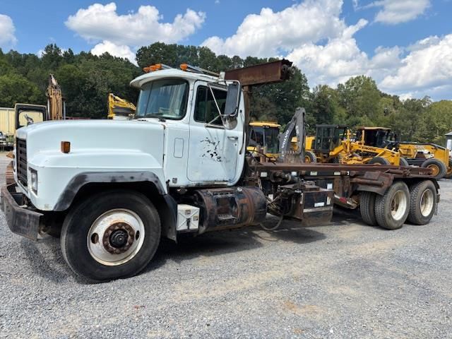 2001 Mack RD688S Equipment Image0