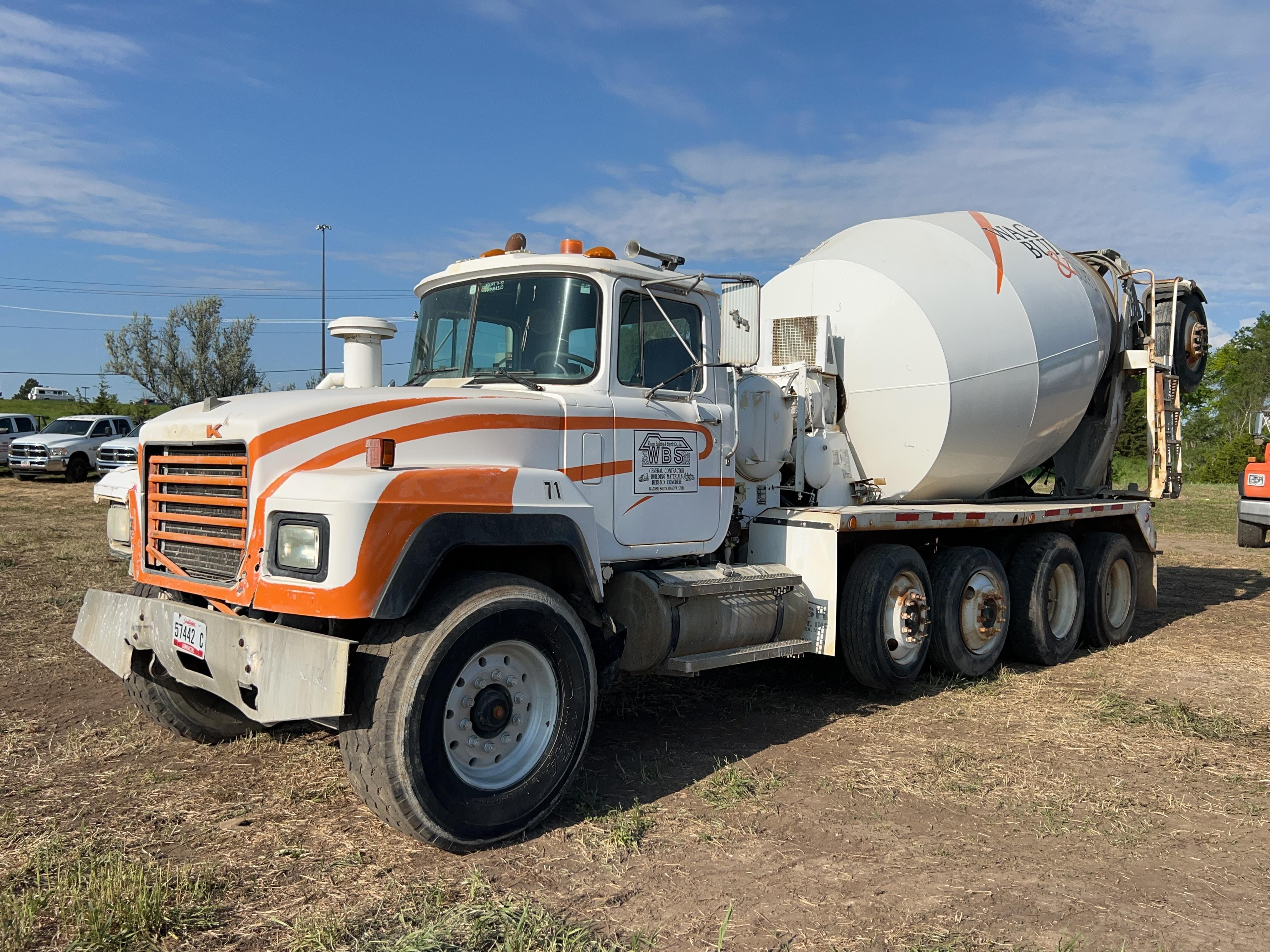 2001 Mack RD690S Equipment Image0