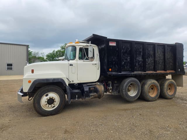 Image of Mack RD690S equipment image 4