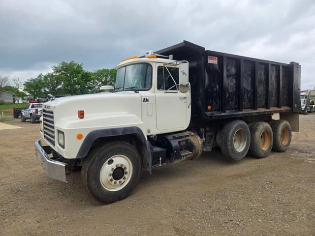 Image of Mack RD690S equipment image 3