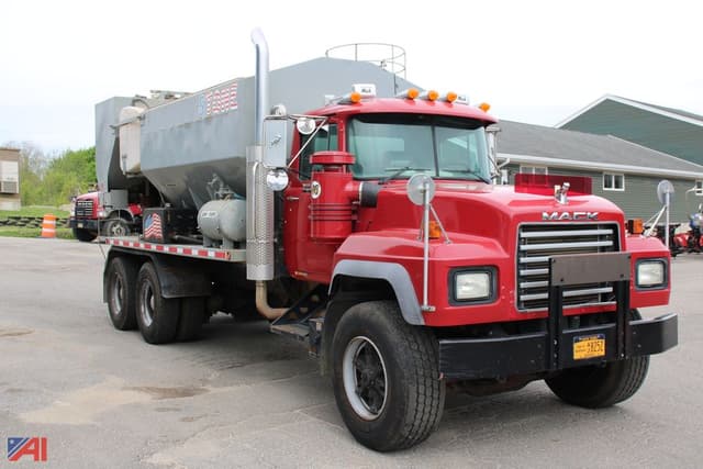 Image of Mack RD690S equipment image 3