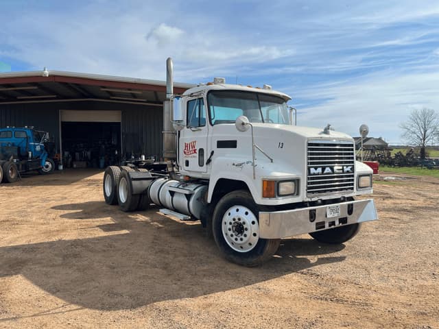 Image of Mack 600 equipment image 2