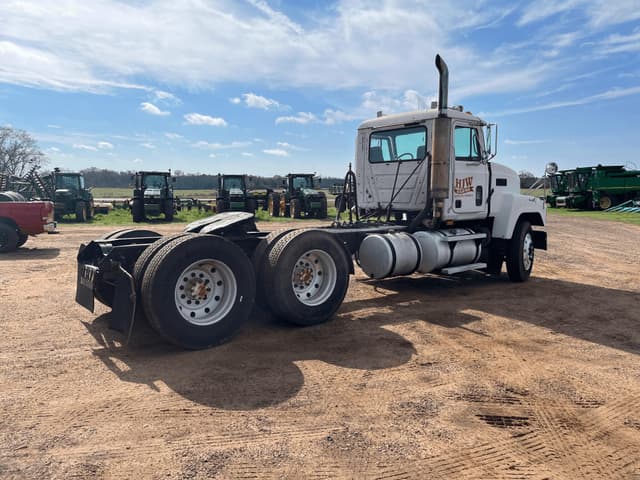 Image of Mack 600 equipment image 3