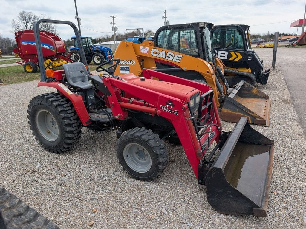 2001 Massey Ferguson 1233 Equipment Image0
