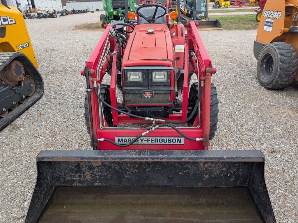 Image of Massey Ferguson 1233 Image 1