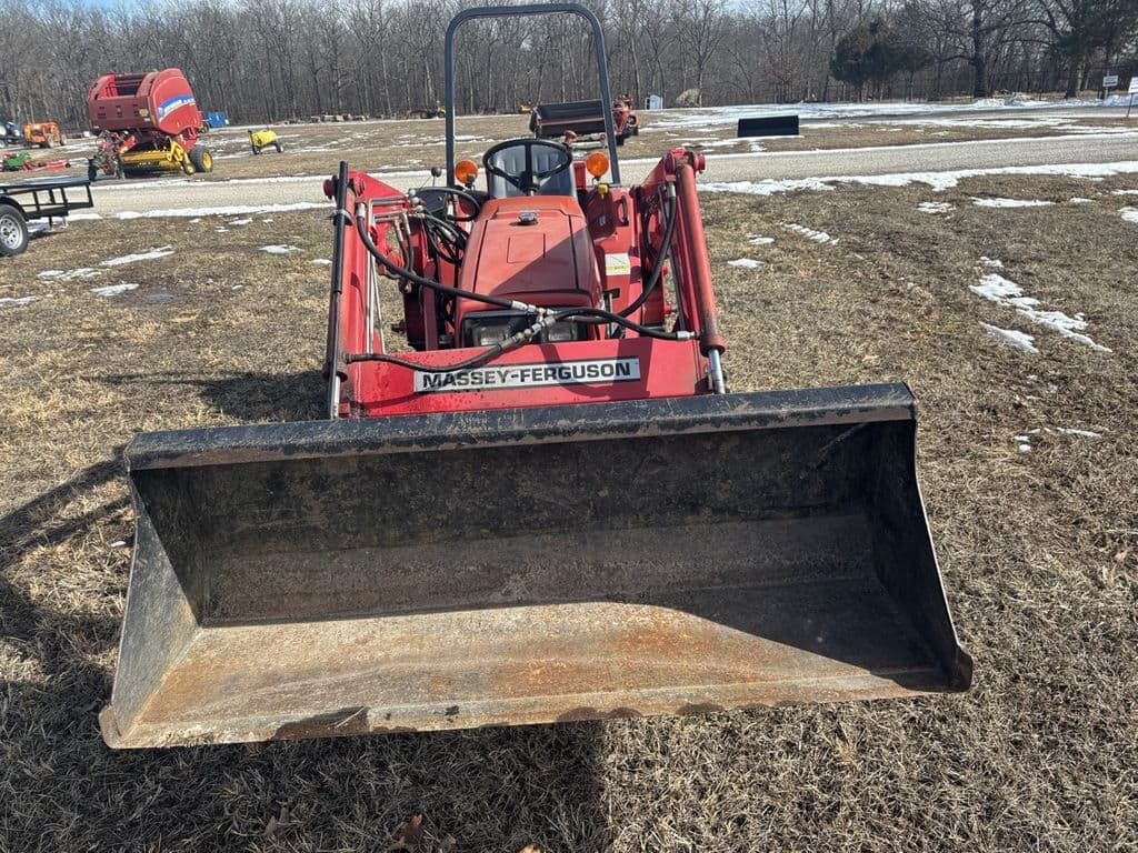 Image of Massey Ferguson 1233 Image 1