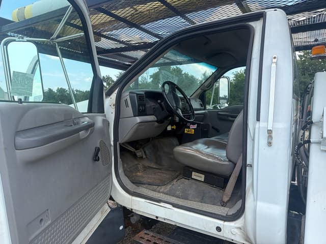 Image of Ford F-750 equipment image 3