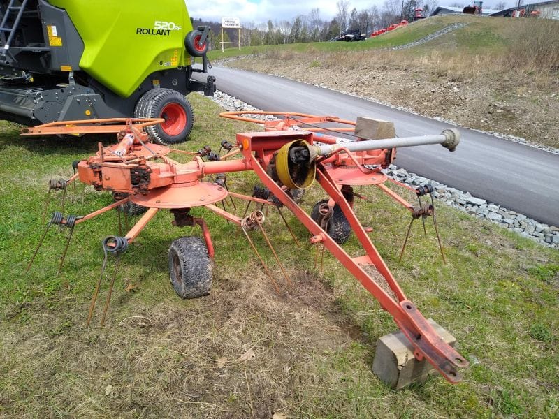 2001 New Idea 5212 Equipment Image0