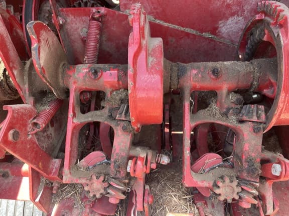 Image of New Holland 565 equipment image 4