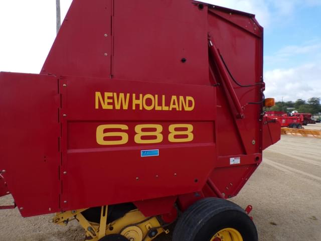 Image of New Holland 688 equipment image 3