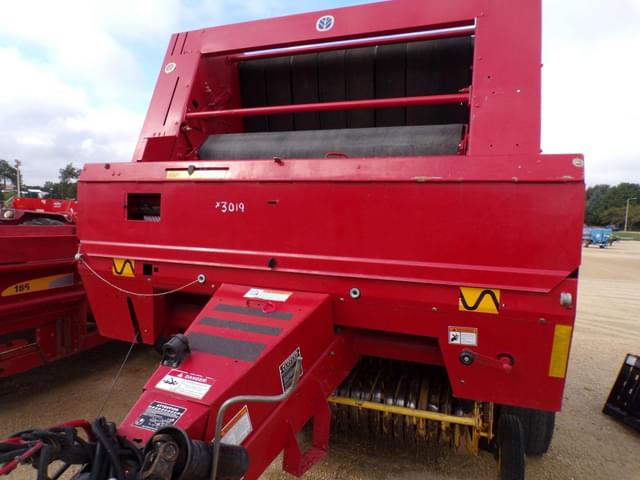 Image of New Holland 688 equipment image 2