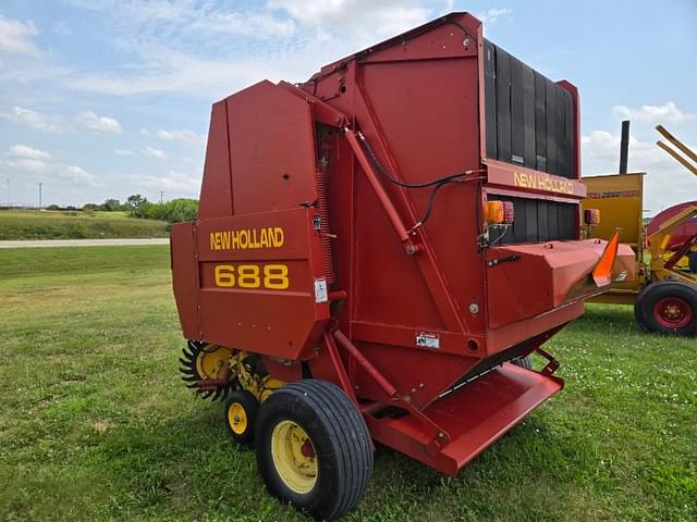 Image of New Holland 688 equipment image 1