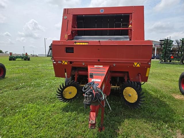 Image of New Holland 688 equipment image 2