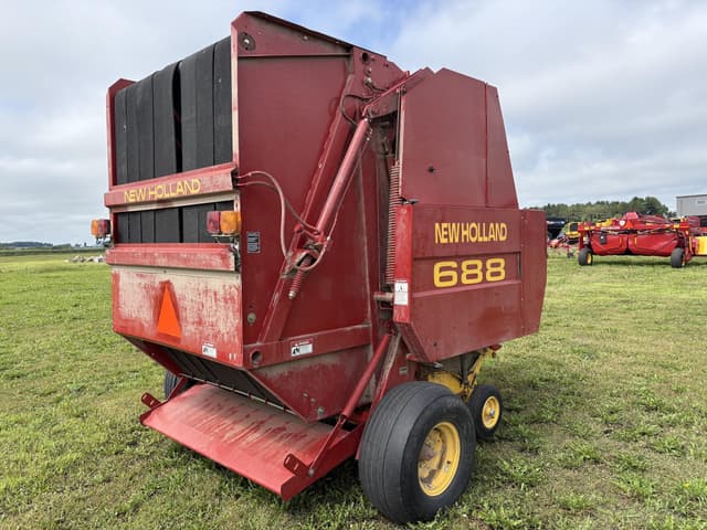Image of New Holland 688 equipment image 3
