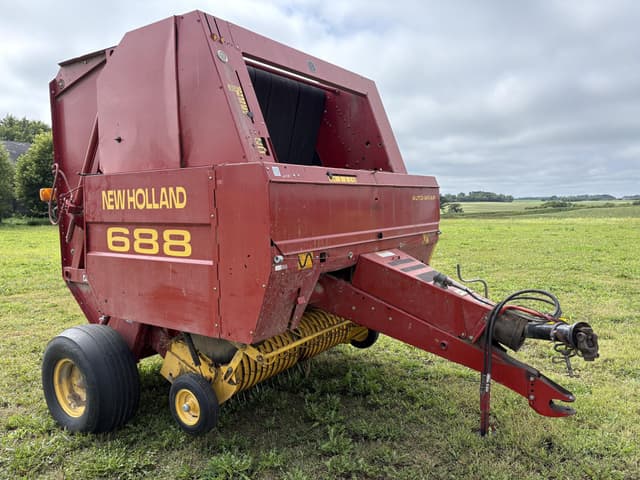 Image of New Holland 688 equipment image 2