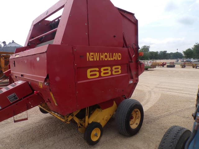 Image of New Holland 688 equipment image 3