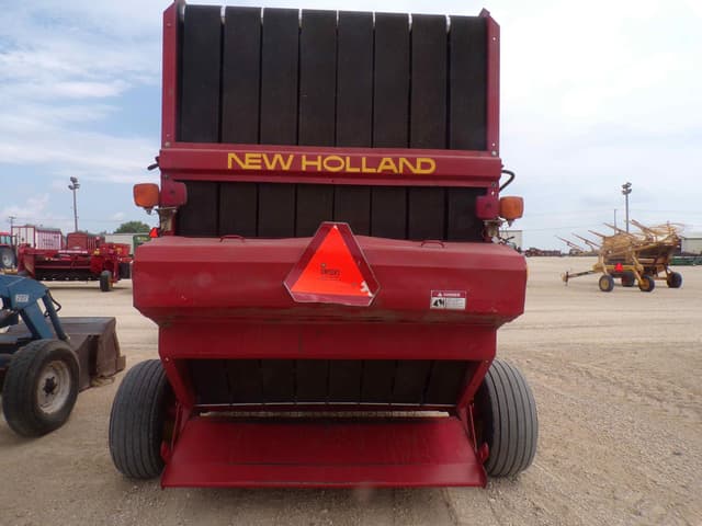 Image of New Holland 688 equipment image 4