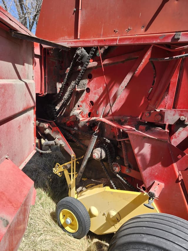 Image of New Holland 688 equipment image 4