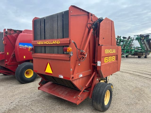 Image of New Holland 688 equipment image 3