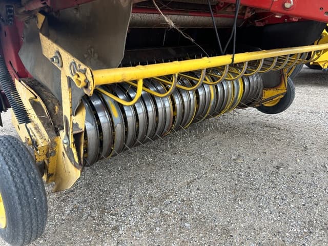 Image of New Holland 688 equipment image 4