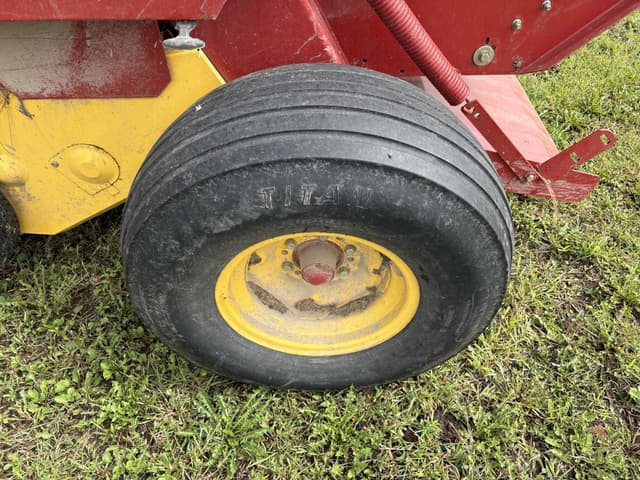 Image of New Holland 688 equipment image 4