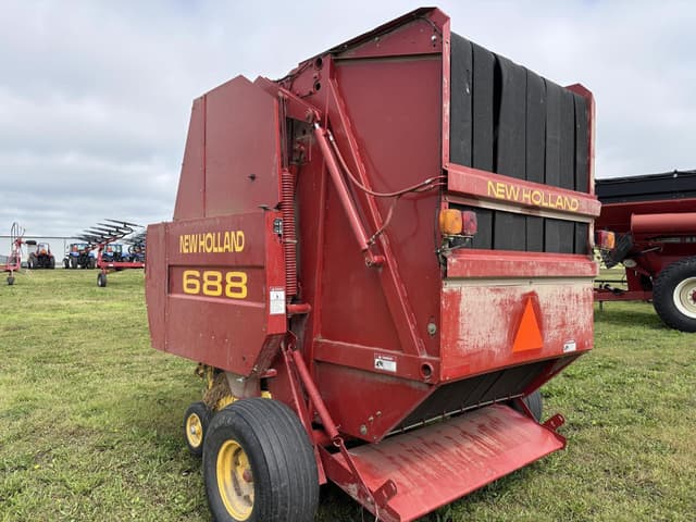 Image of New Holland 688 equipment image 3